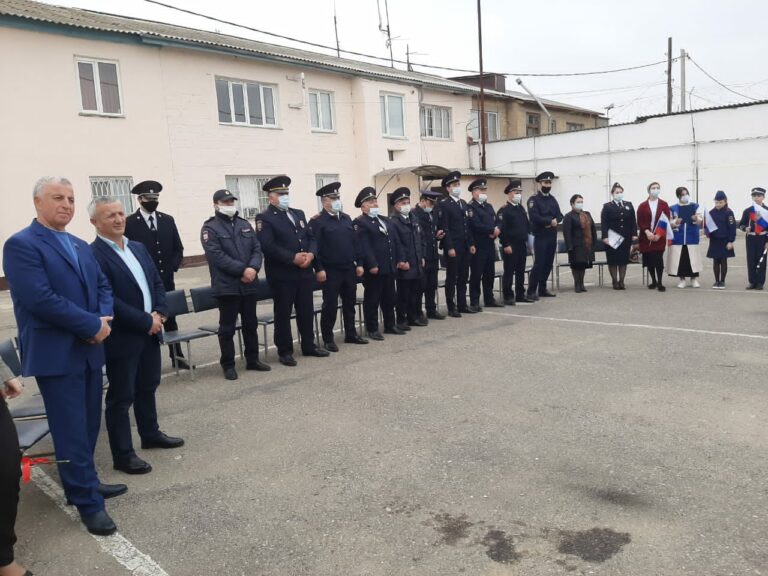 Праздничный̆ концерт прошел во дворе полицейского участка поселка Шамхал