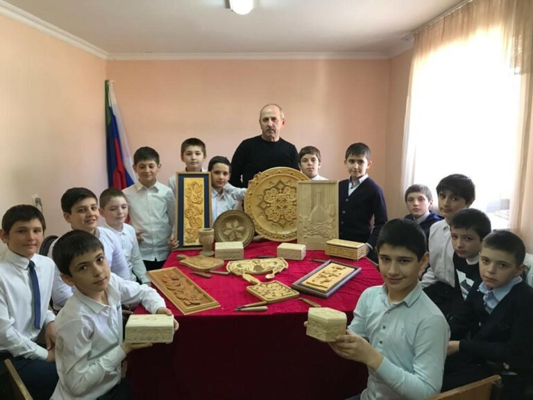 Выставка работ участников кружка декоративно-прикладного искусства ЦТКНР с.Богатыревка «Для милых дам».